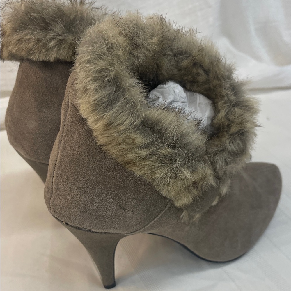 Women's Faux Fur Trim Ankle Boots - Gray size 7.5 - Picture 8 of 12